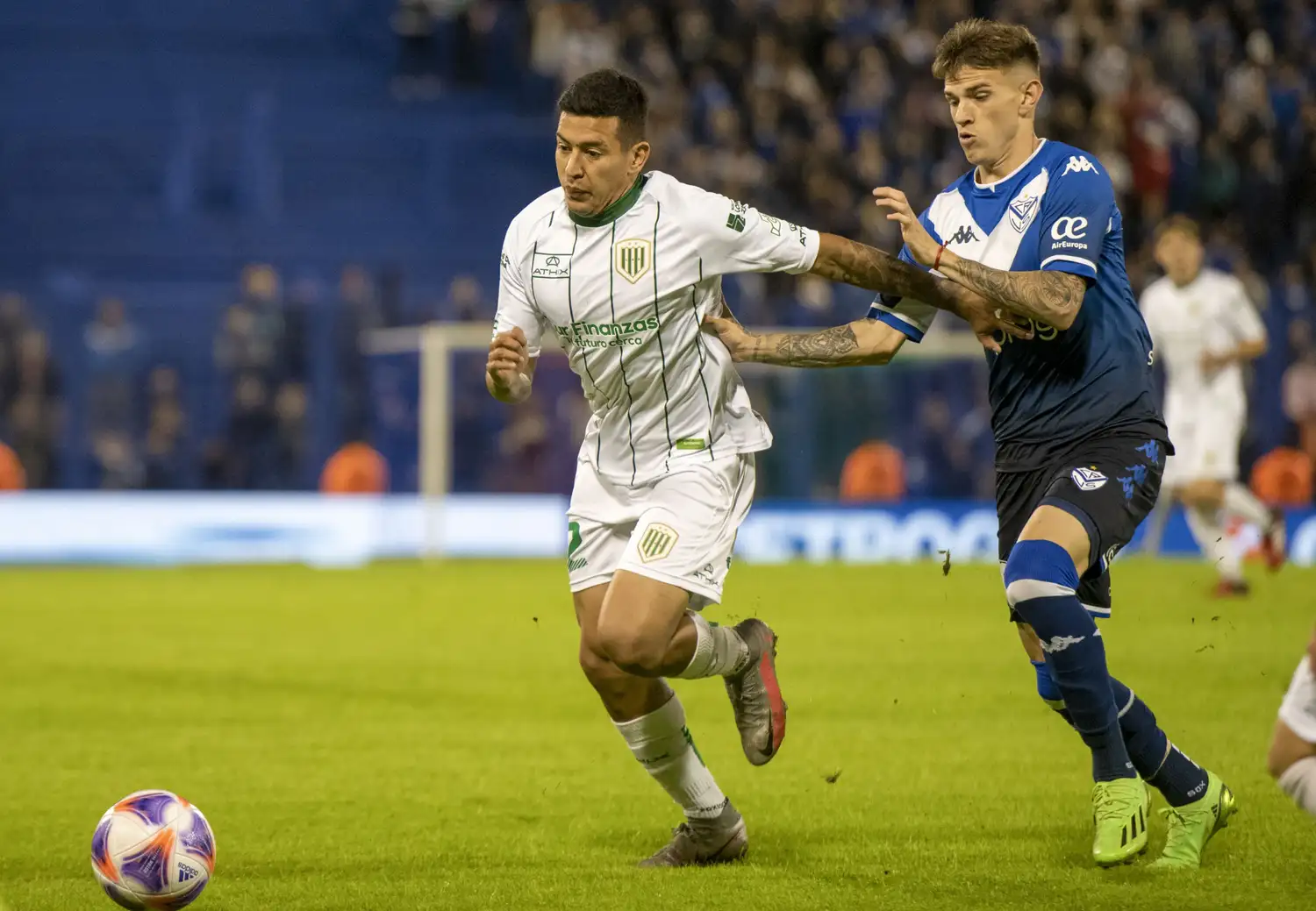 Vélez ganó y salió del fondo