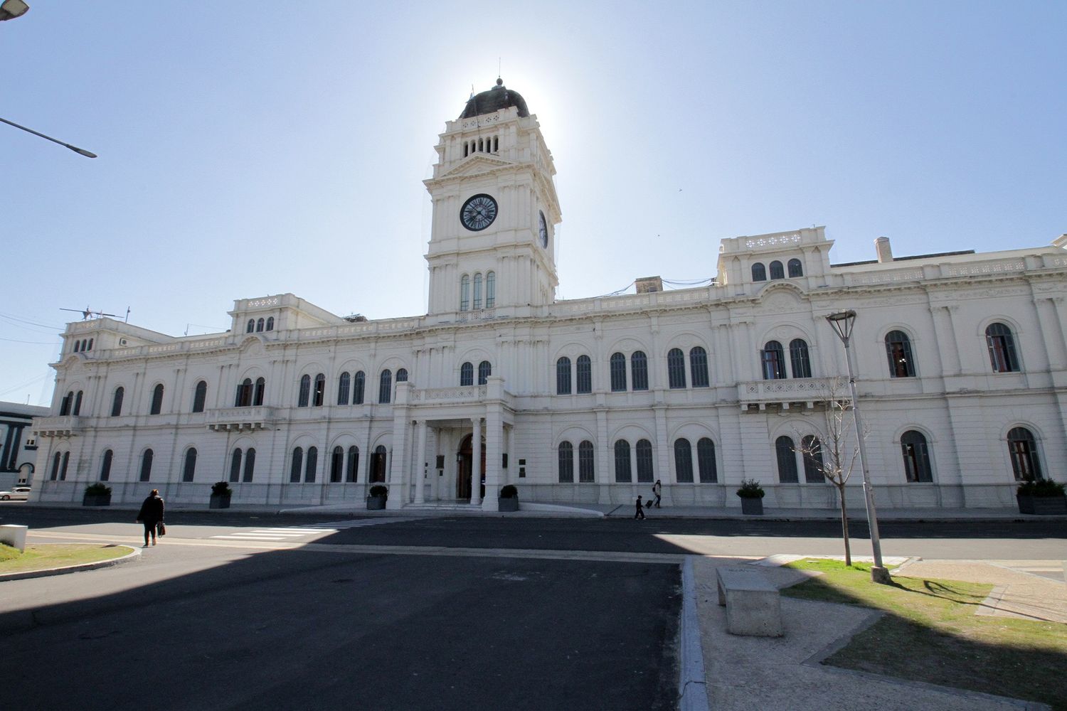 Comienza el pago de haberes y aguinaldo a estatales y jubilados