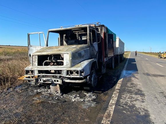 Incendio de un camión en ruta 63: trabajaron tres móviles de Bomberos Voluntarios