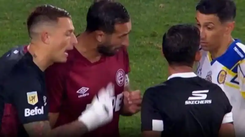 El árbitro Merlos, el gesto de Di María y la expulsión a Izquierdoz