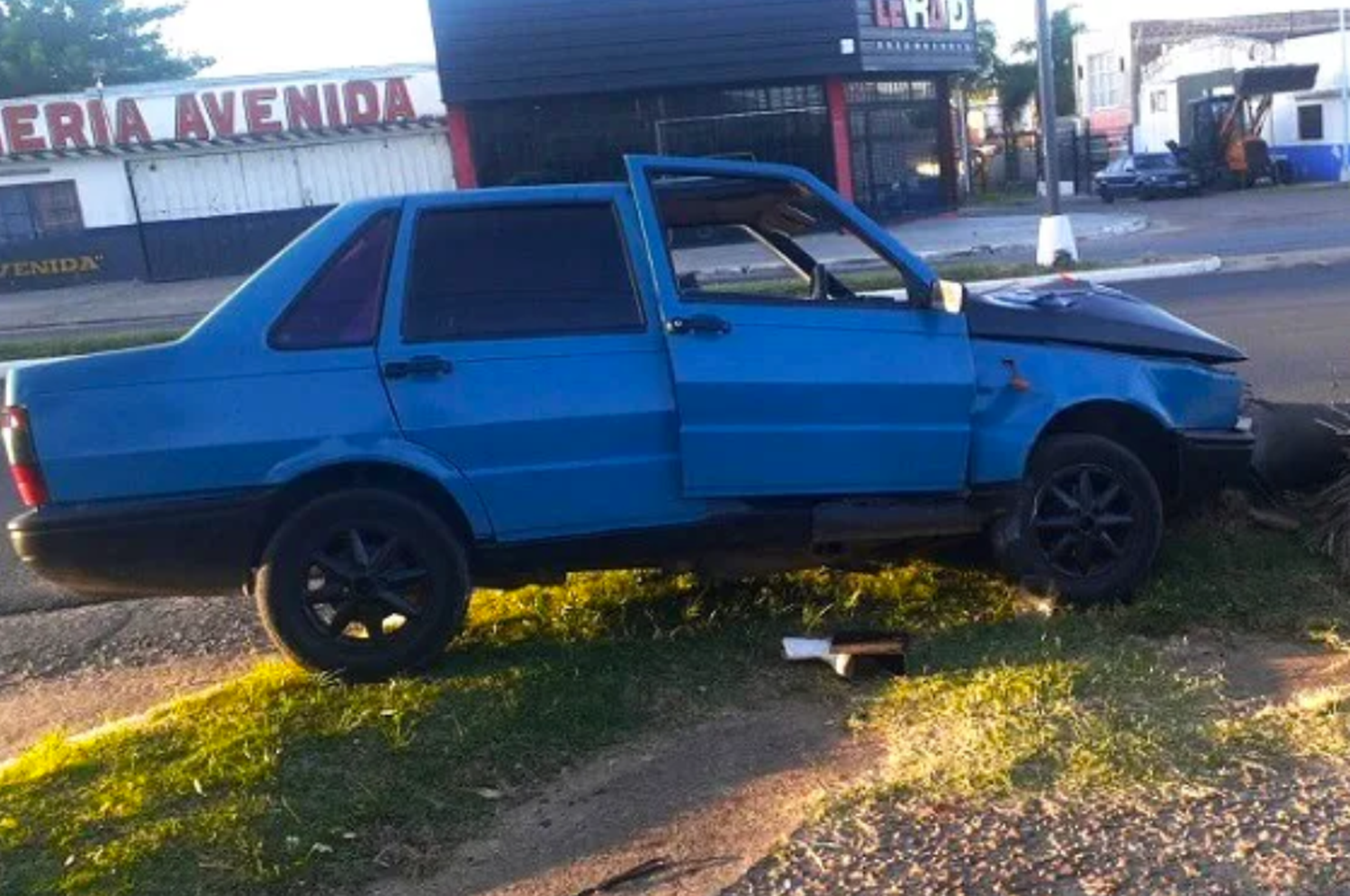 El joven chocó el auto y fue llevado al hospital junto al otro pasajero