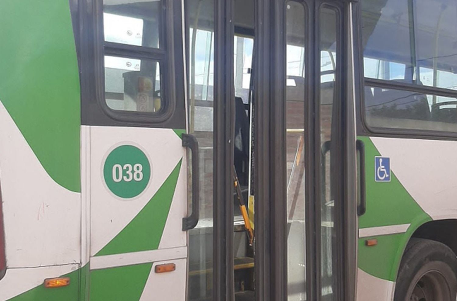 Dos menores atacaron a piedrazos un colectivo de Mar del Plata