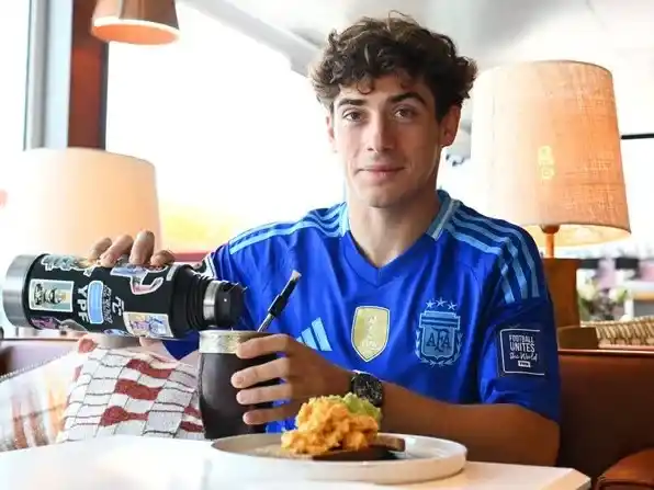 Franco Colapinto, en la previa de la actividad en Bélgica con al casaca argentina y el mate. Foto:X de Alpiens