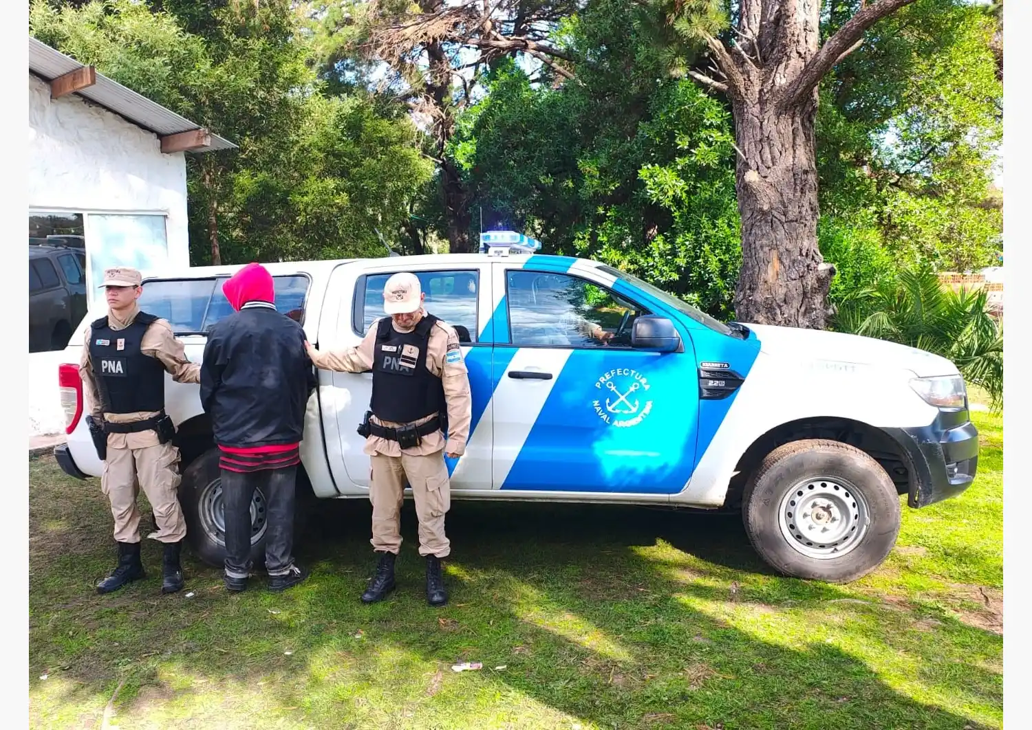 En uno de los domicilios allanados se realizaba una fiesta electrónica.