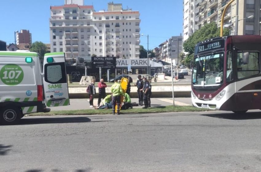 Ebria, una mujer se cruzó delante de un colectivo