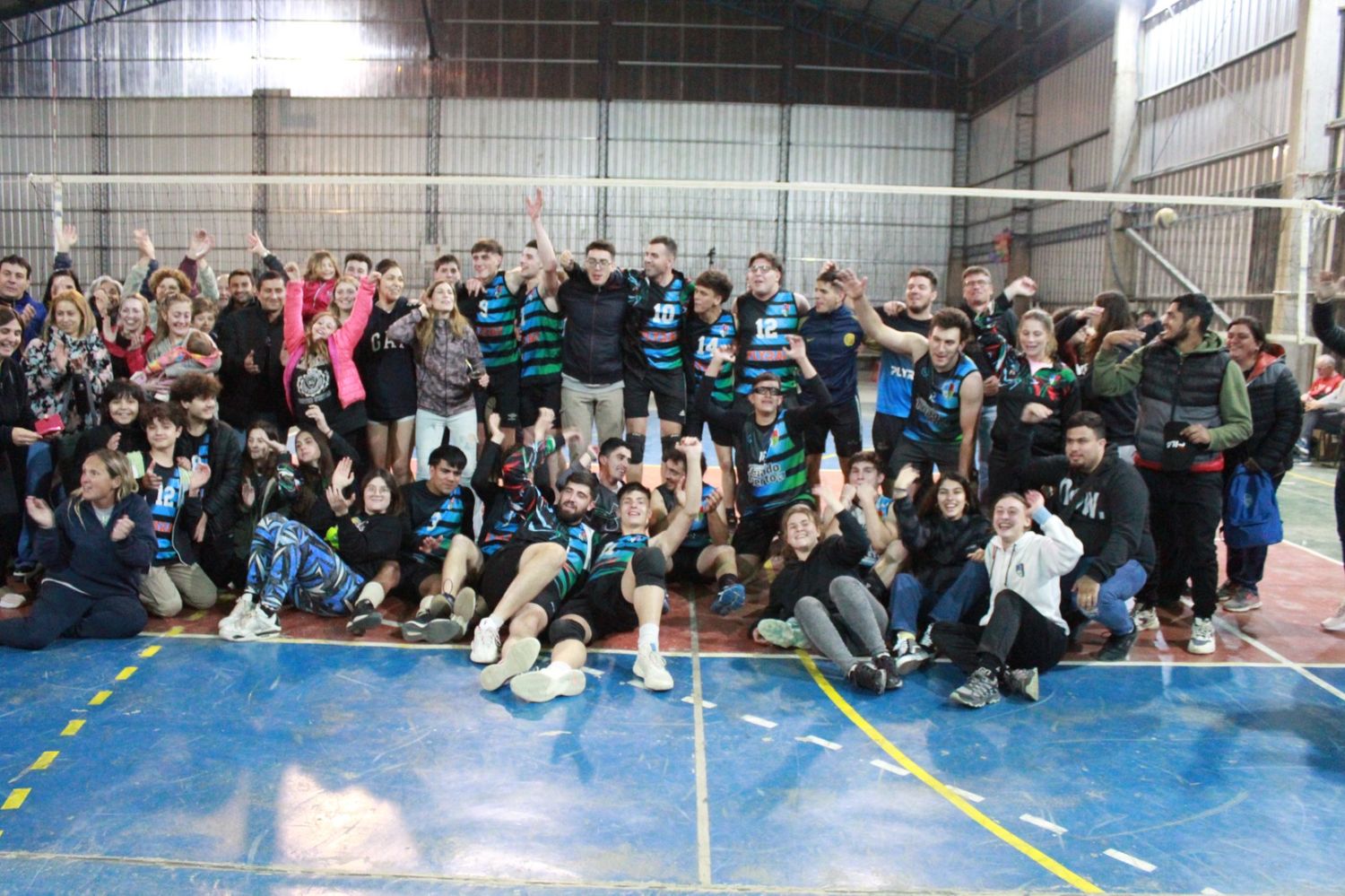 El festejo de toda la familia del Club Ciudad por un logro histórico para el voley venadense. Foto: Javier Calvi