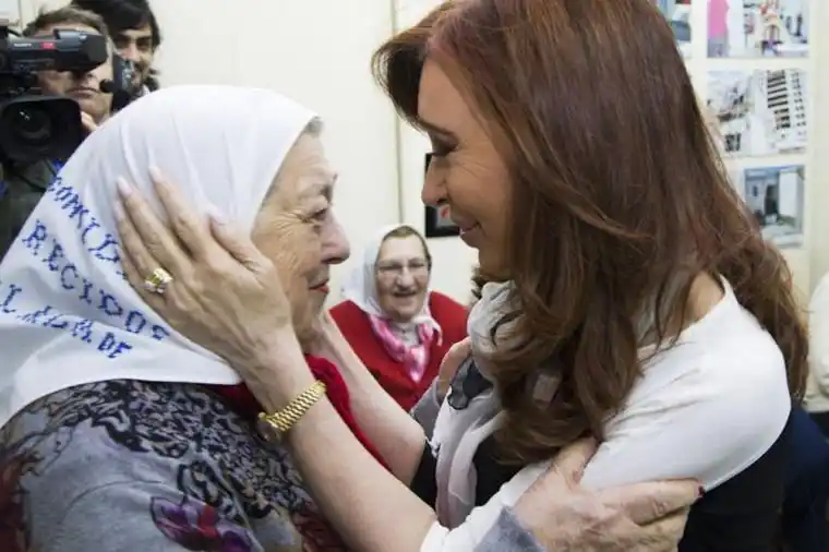 Cristina visitó a Hebe de Bonafini en la sede de Madres
