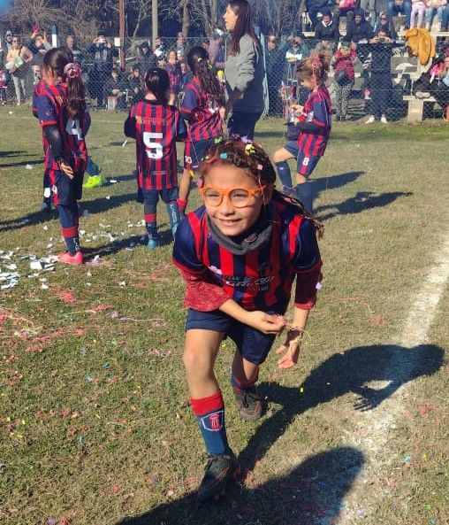 Gise felicita a su sobrina