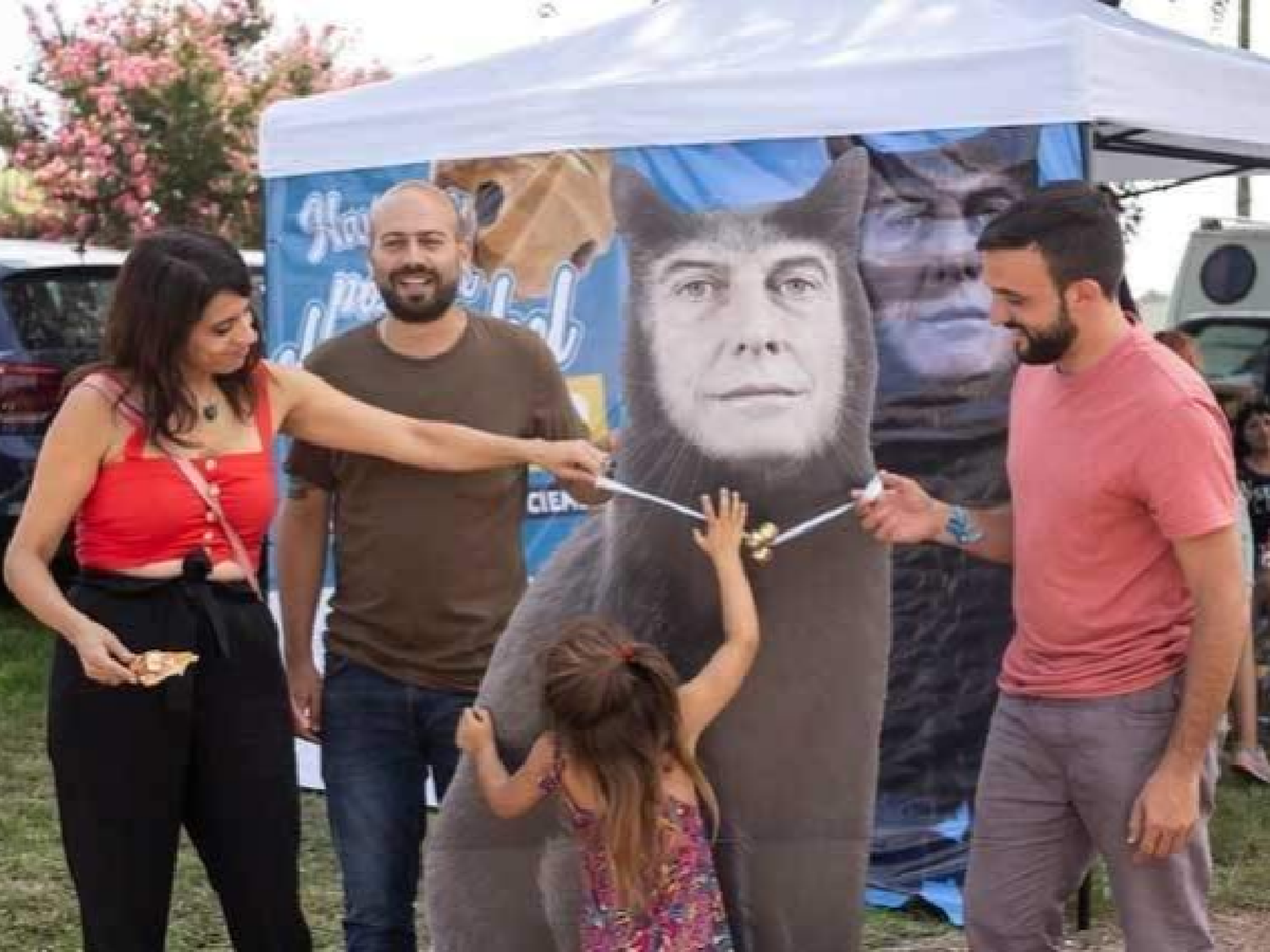 En el Cosquín Rock, Victoria Donda invitó a ponerle “el cascabel al gato” a una foto de Macri