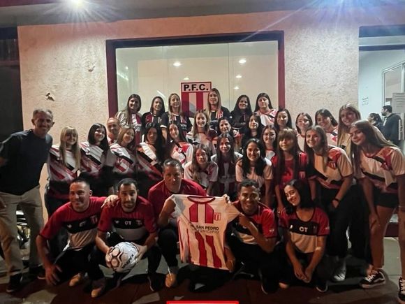 Paraná presentó su indumentaria para jugar el Torneo Regional Federal Amateur femenino