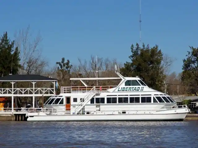 Otra vez el Libertad: Buscan a un joven que cayó de un barco durante una fiesta electrónica