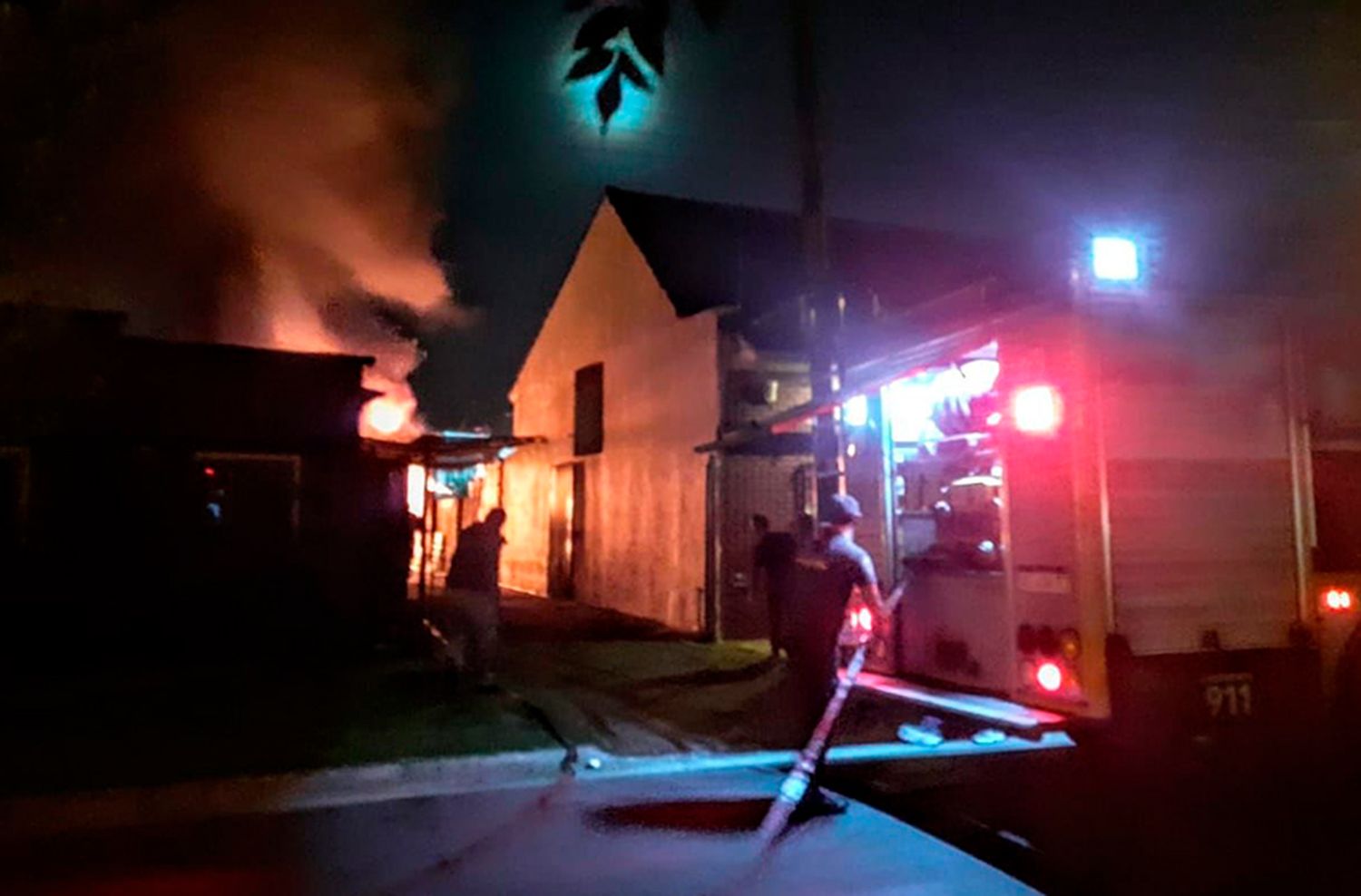 Incendio en un taller mecánico alcanzó techos linderos: no hubo heridos