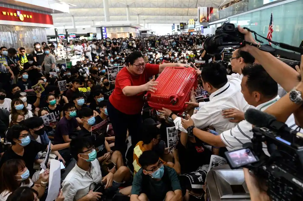 Nueva jornada de protestas en Hong Kong tras los disturbios en un barrio turístico