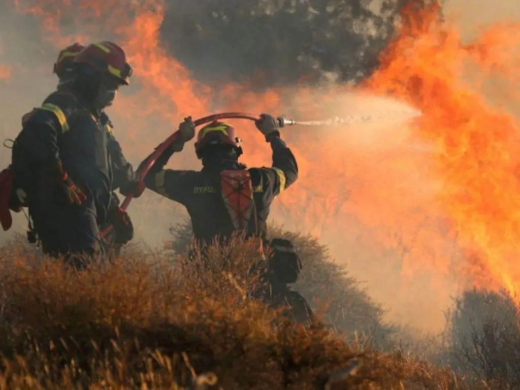 Bomberos luchando contra el fuego en Creta (Foto: Stefanos Rapanis / Reuters)