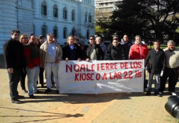 Kiosqueros de La Plata se resisten a cerrar a las 22.00 y lanzan medida de fuerza: No cargarán SUBE