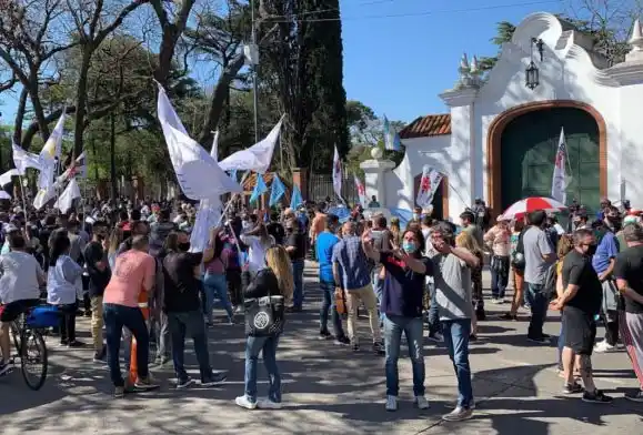 Grupos a favor y en contra del Gobierno se cruzaron en Olivos e intervino la policía