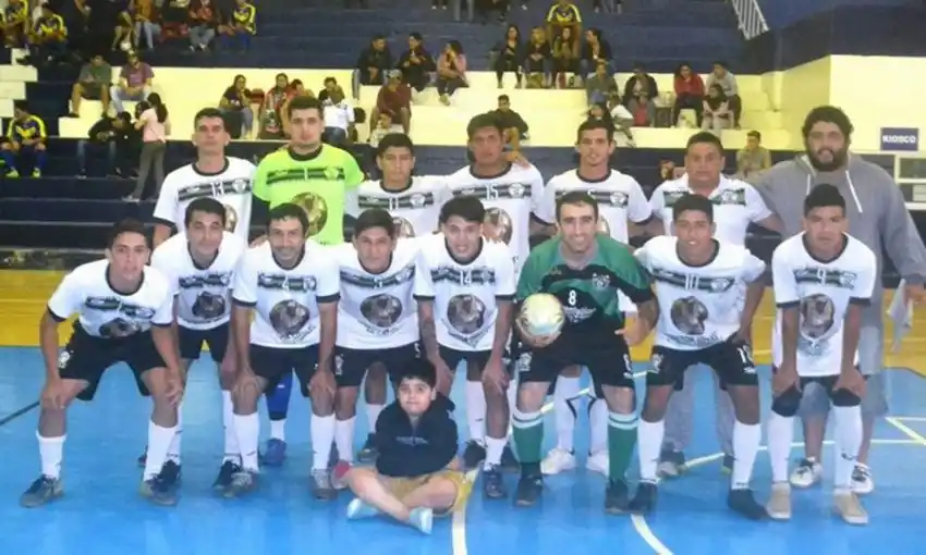 Plomito fue el único ganador de la noche y lidera el grupo B