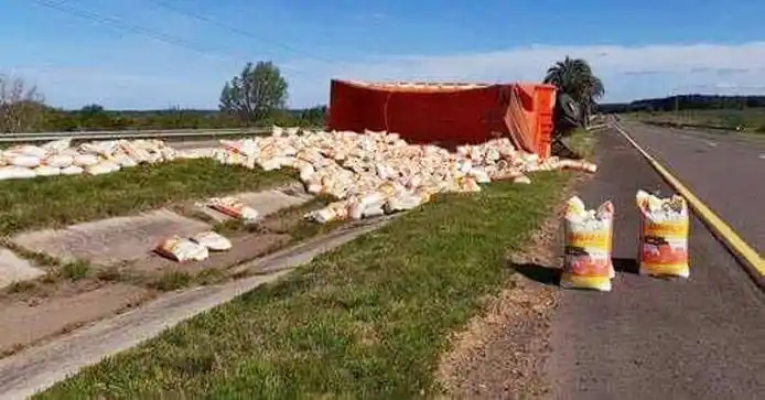 Volcó un acoplado en el kilómetro 185 de la Autovía Artigas