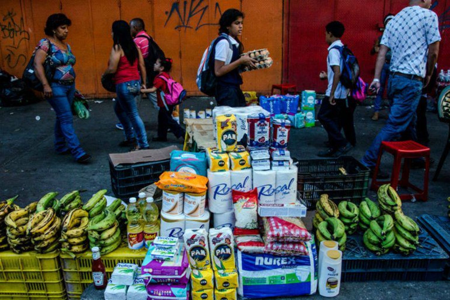 Una familia necesita $300 solo para alimentos: la canasta básica en junio se ubicó en Bs. 56 millones