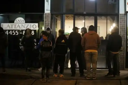 Con dolor e indignación, familiares, vecinos y amigos despidieron a Sheila Ayala