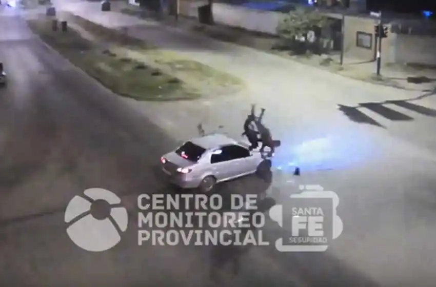 Video: una moto embistió a un auto y los ocupantes volaron por los aires