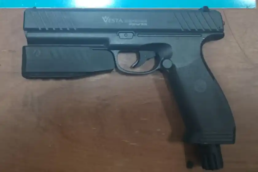 Detuvieron a dos automovilistas y al conductor de una grúa por un altercado con un arma falsa.