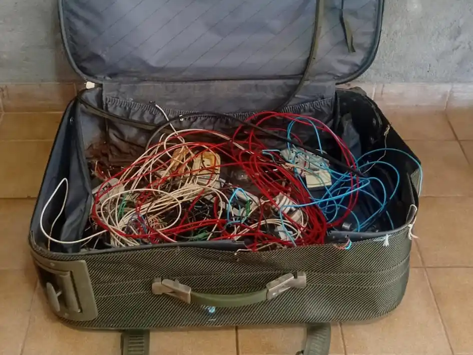 De patio en patio robando cables: lo atraparon con una valija de viaje, llena