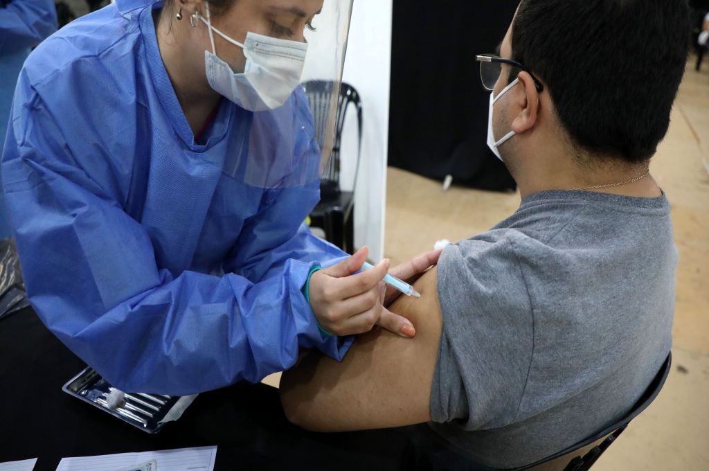 Continúa el operativo de vacunación para docentes