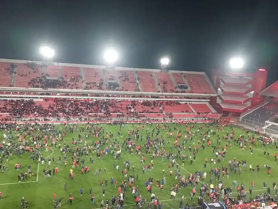 La CONMEBOL evalúa fuertes sanciones para ambos equipos.