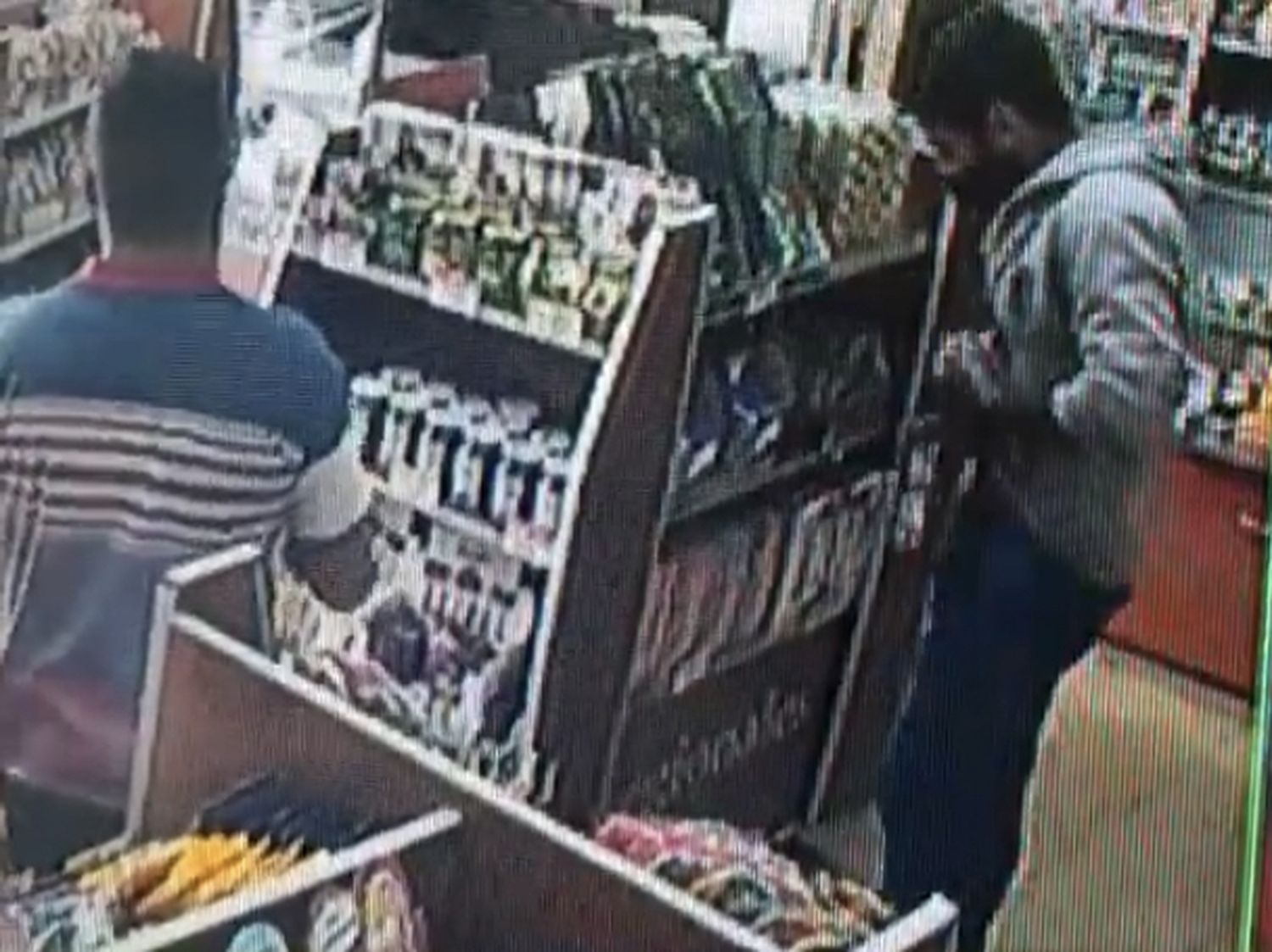 Robaron mercadería ocultándola en sus pantalones y quedaron registrados en las cámaras