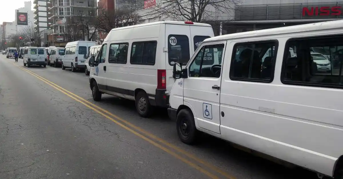 Transportistas se movilizan por falta de pago de obras sociales