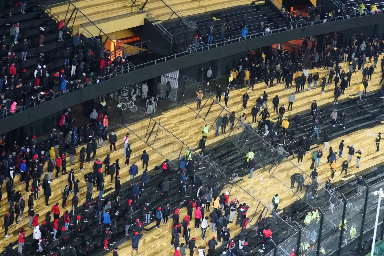 Video: disturbios y peleas entre los hinchas de Peñarol y Colón