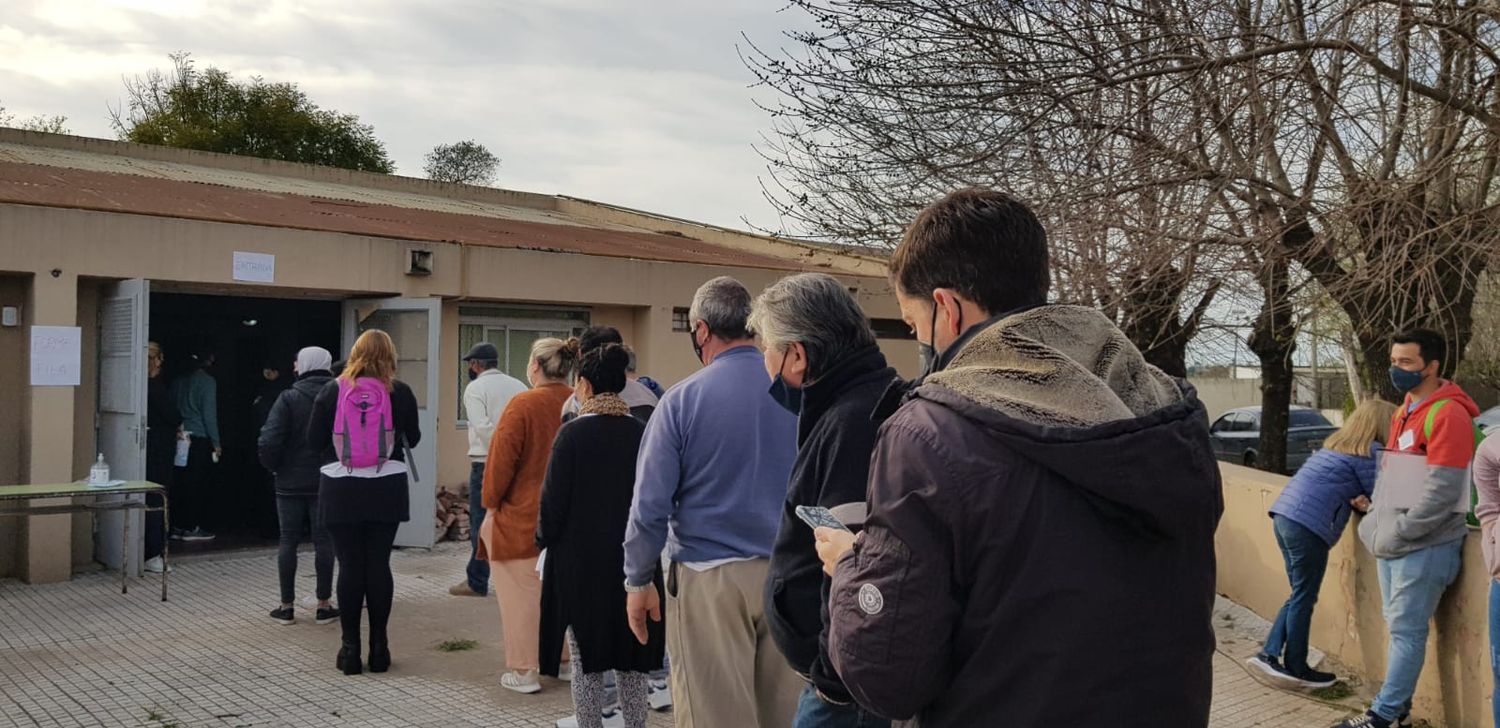 Elecciones 2021: en la escuela N°4 ya comenzaron a votar, con las autoridades de mesa completas