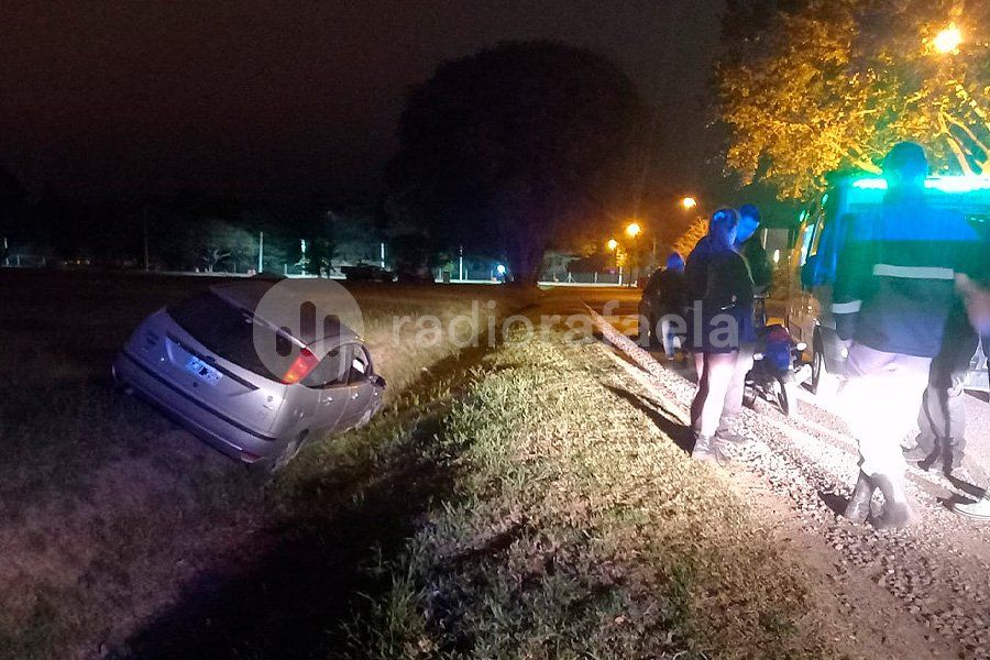 Despistó y terminó en la cuneta: una mujer resultó lesionada