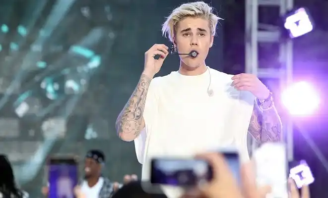 Video: El preciso momento en que Justin Bieber se cae del escenario