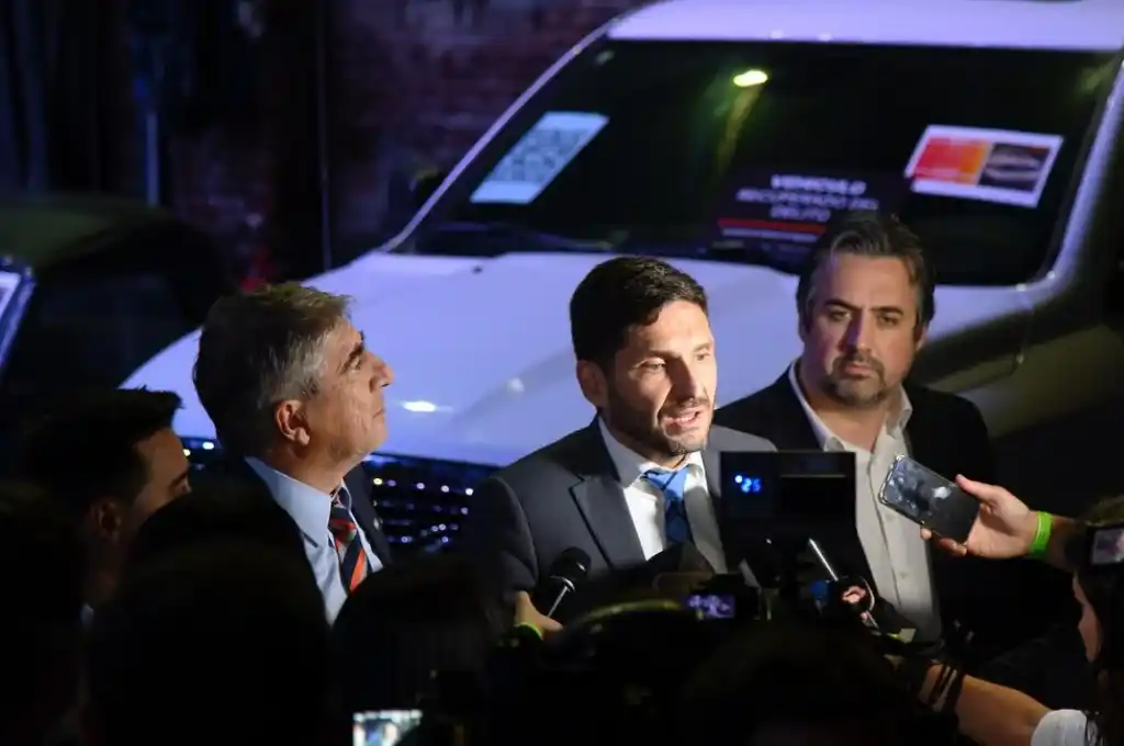 Pullaro, flanqueado por sus ministros Bastia y Cococcioni.