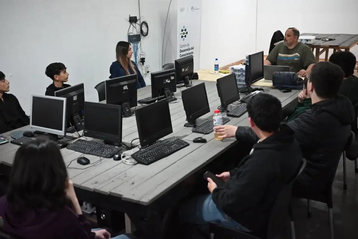 Comenzó el Taller de Robótica Inicial con la participación de jóvenes de entre 14 y 18 años