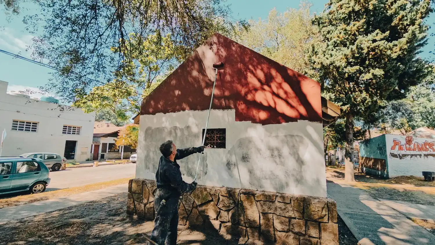 Entre otros trabajos, se procedió a la pintura del edificio donde funciona la biblioteca del espacio.