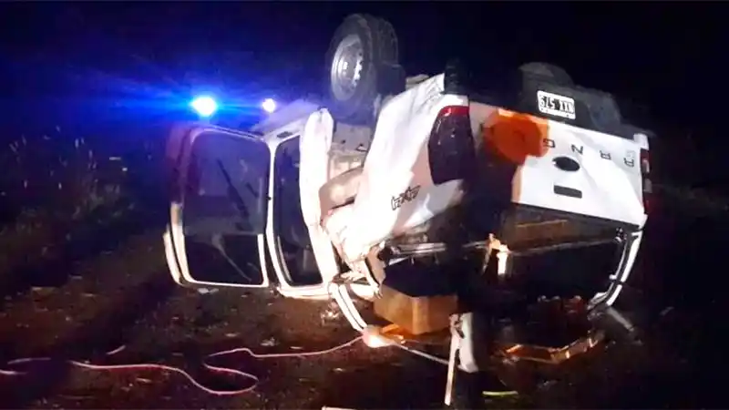 Impactante vuelco de una camioneta en la Autovía Artigas