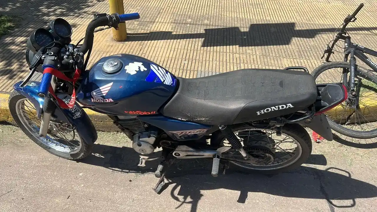 Una mujer sufrió una fractura tras un choque entre motocicletas