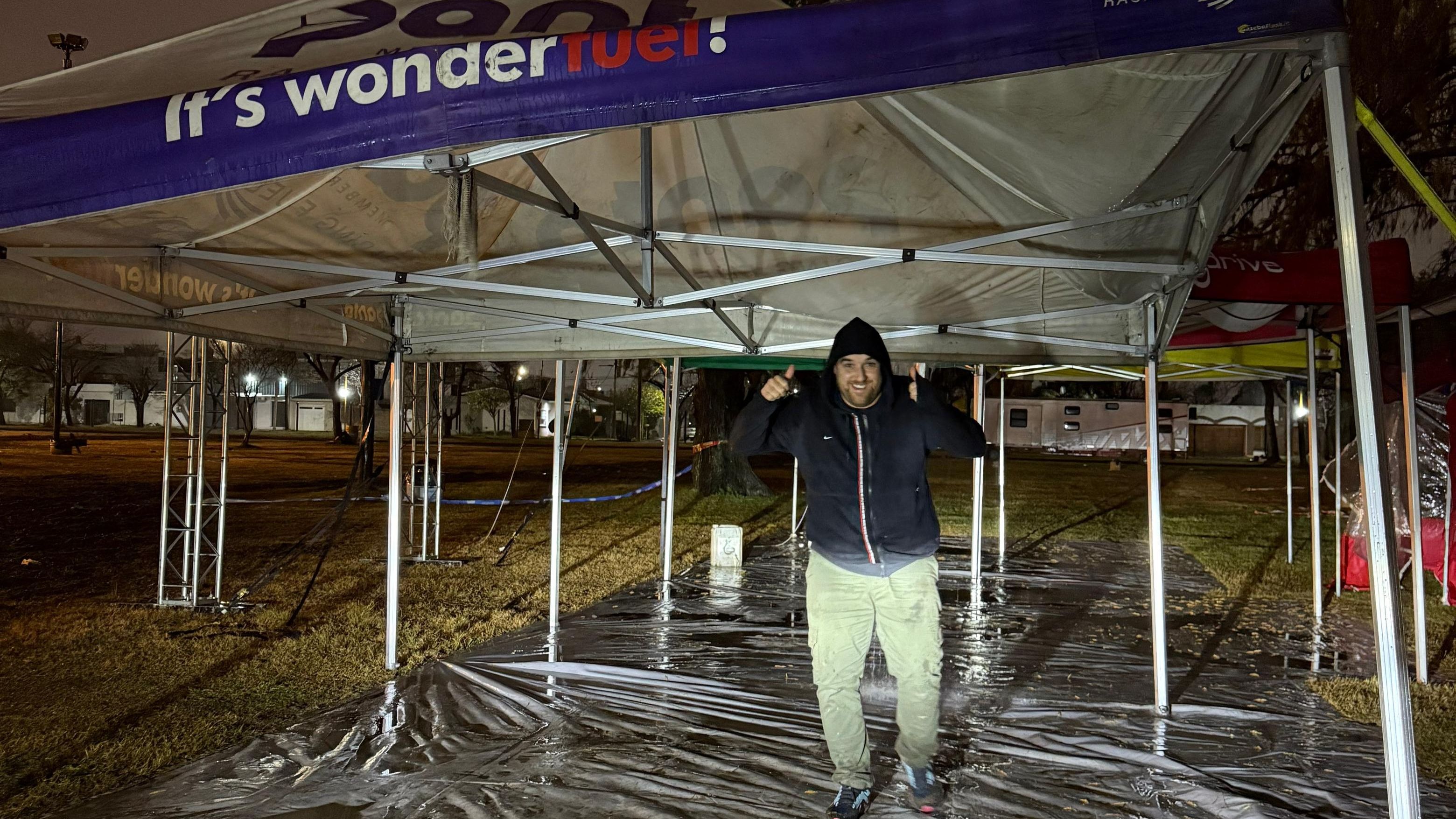 Tomás estuvo trabajando en el parque de asistencia hasta la noche para ayudar a todos los equipos a poder salir de la Sociedad Rural bajo la incesante lluvia sanfrancisqueña.