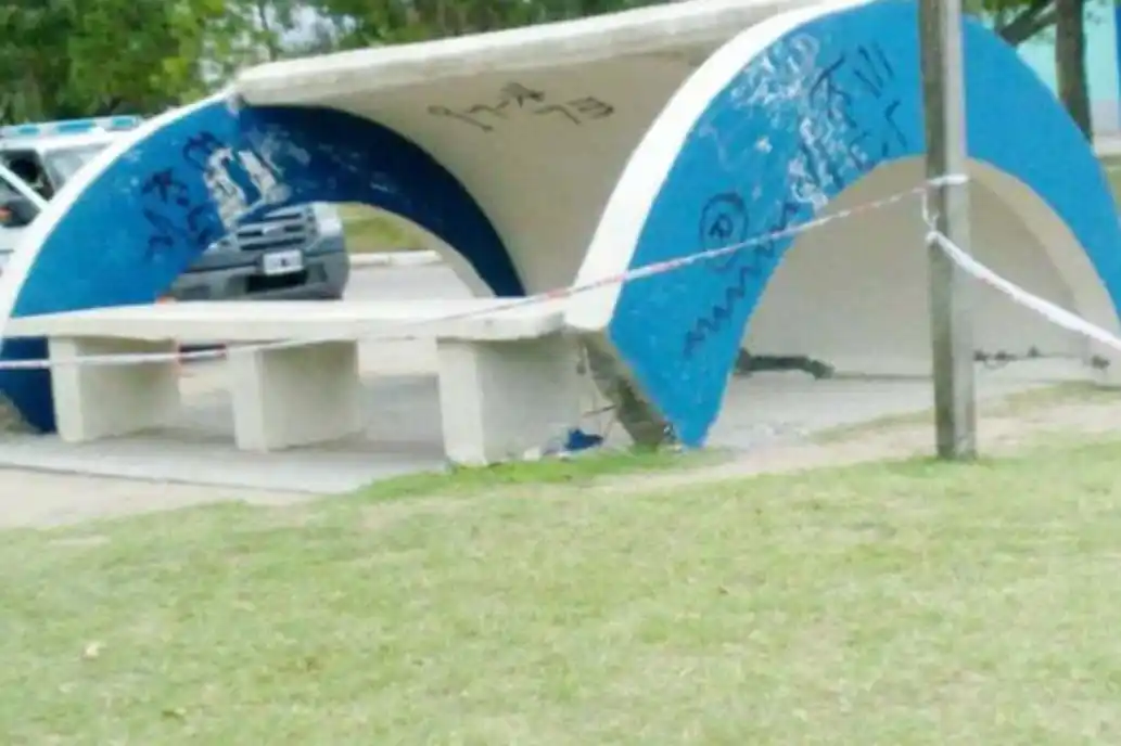 Villa Gesell: Municipio deberá pagarle 12 millones a joven mutilado por la caída de una parada de colectivos