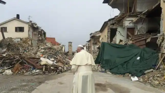 Visita sorpresa del Papa a la zona de Italia afectada por el sismo
