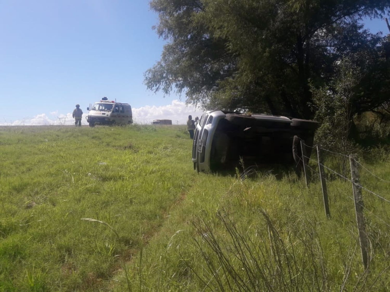 Una camioneta se cruzó de vía en la Ruta 12 y volcó