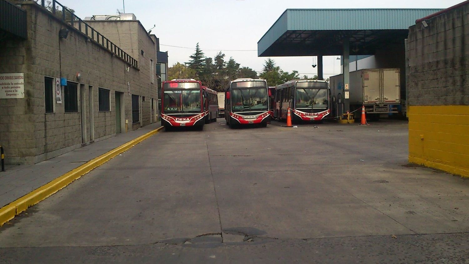 Un sorpresivo paro de colectivos en el AMBA afecta a miles de pasajeros bonaerenses: Qué líneas no funcionan