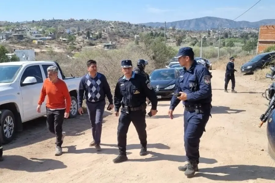 Insólito escándalo en Córdoba: acusaron a un policía de robar la casa de un fallecido