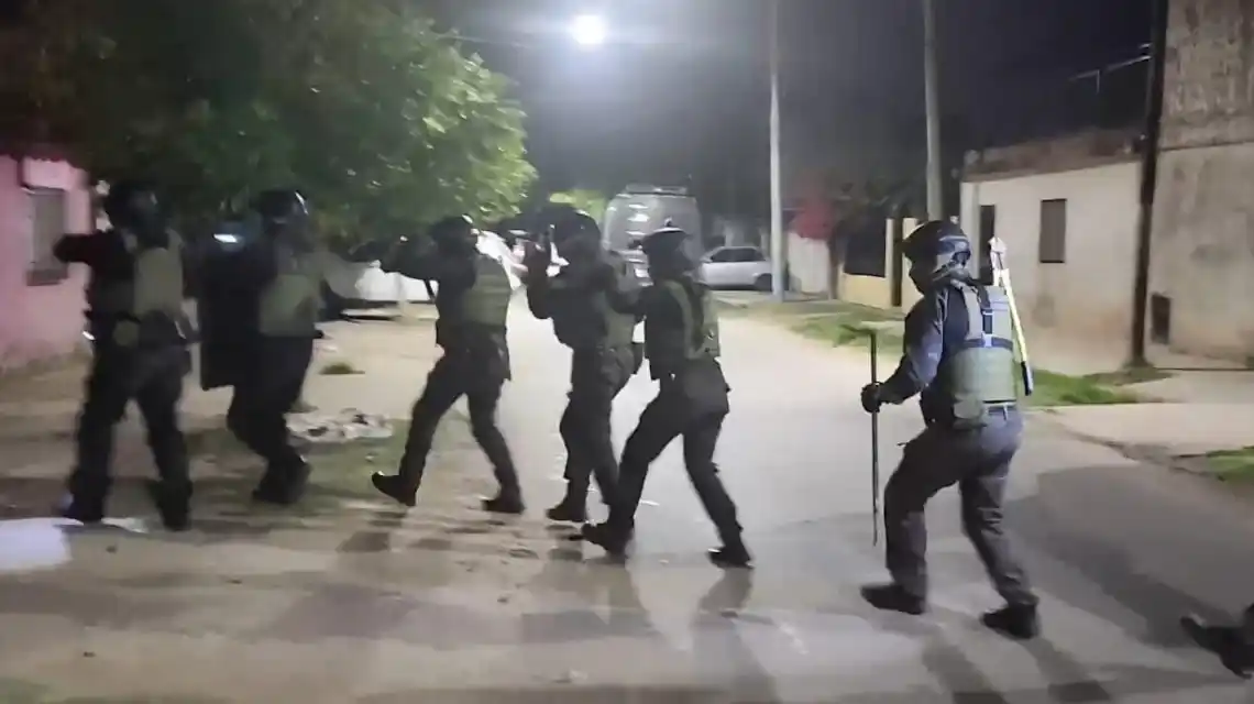 La PDI ejecutó 12 allanamientos por homicidio: dos aprehendidos, 18 teléfonos secuestrados y un arma recuperada