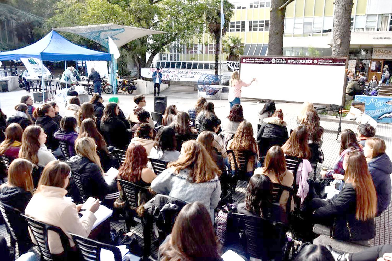 Clase pública. Con motivo de las protestas por salarios dignos de docentes