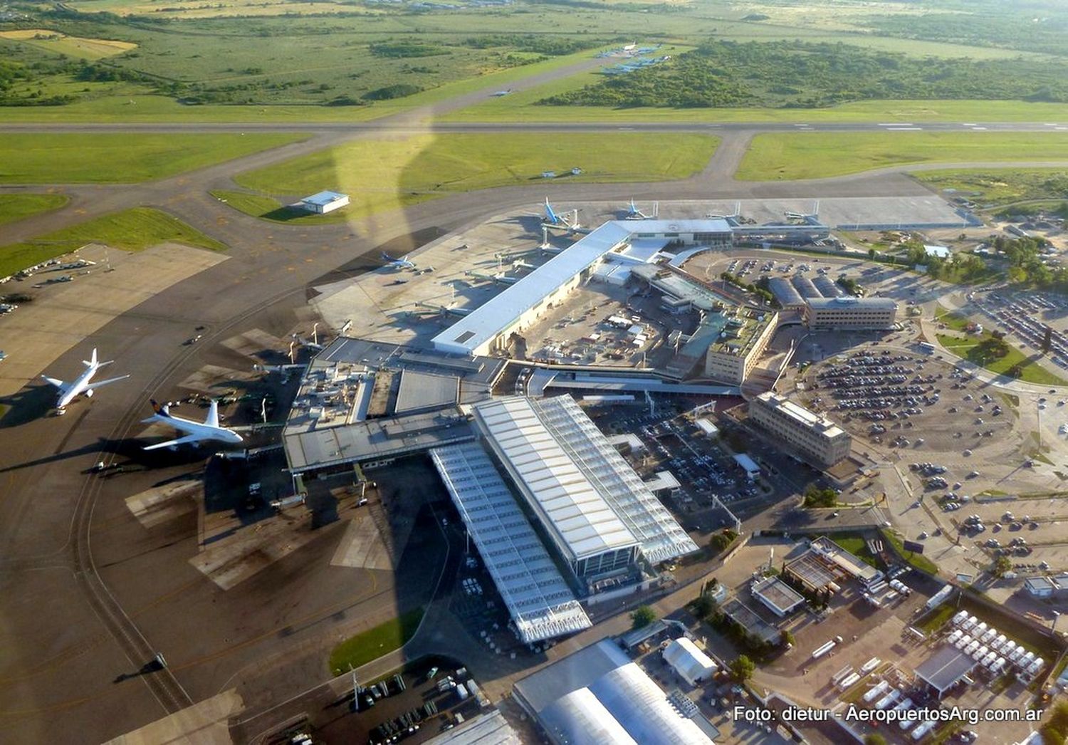 ¿Cuántos aeropuertos argentinos reciben vuelos internacionales regulares?