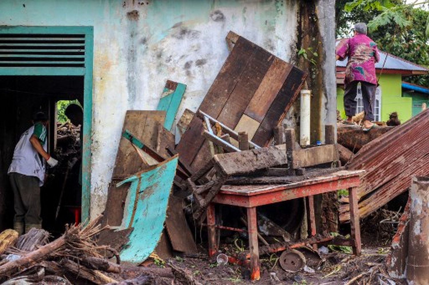 BALANCE FATAL POR inundaciones en Indonesia: 57 muertos y 22 desaparecidos (+Video)
